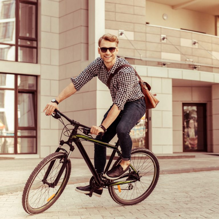 Mann lächelnd auf einem Fahrrad