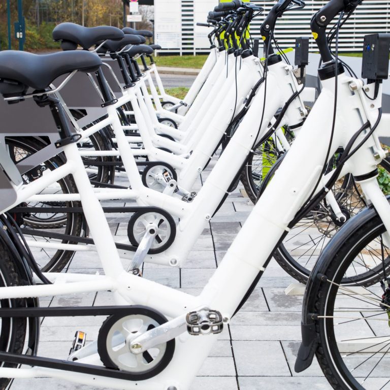 E-Bike Flotte lädt an einer Ladestation